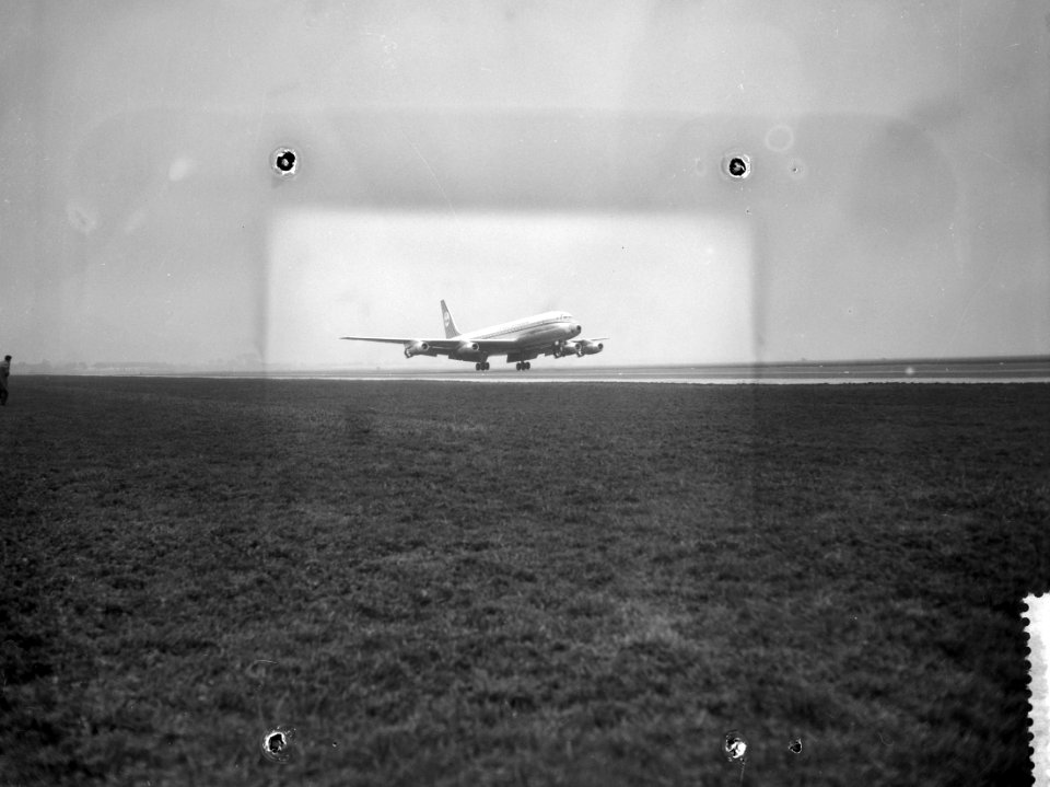 Aankomst eerste KLM DC8 op Schiphol, DC8 aan het landen, Bestanddeelnr 911-1211