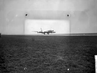 Aankomst eerste KLM DC8 op Schiphol, DC8 aan het landen, Bestanddeelnr 911-1211