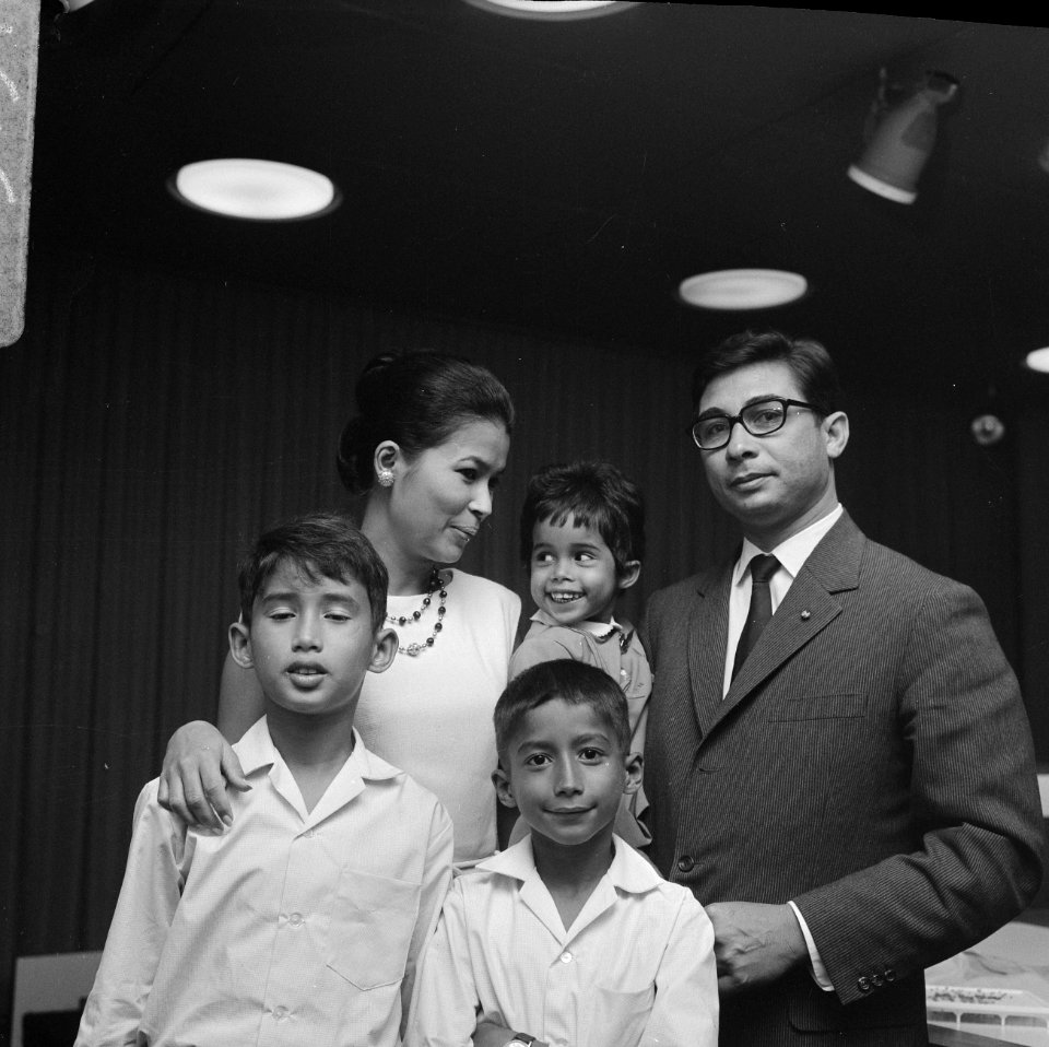 Aankomst echtgenote en kinderen van gevolmachtigd minister van Suriname Lim a Po, Bestanddeelnr 921-5194
