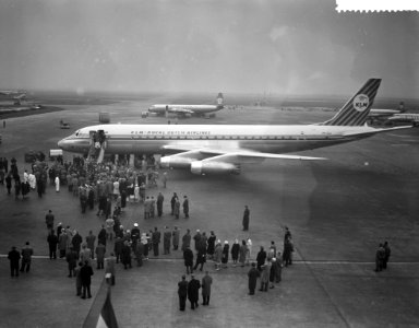 Aankomst eerste KLM DC8 op Schiphol, de grote belangstelling op het platform, Bestanddeelnr 911-1214