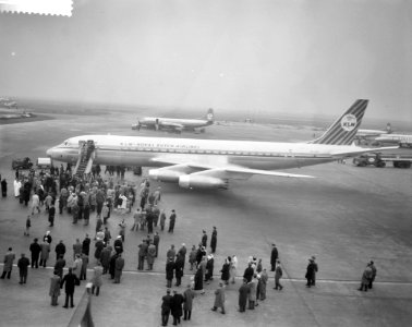 Aankomst eerste KLM DC8 op Schiphol, de grote belangstelling op het platform, Bestanddeelnr 911-1215