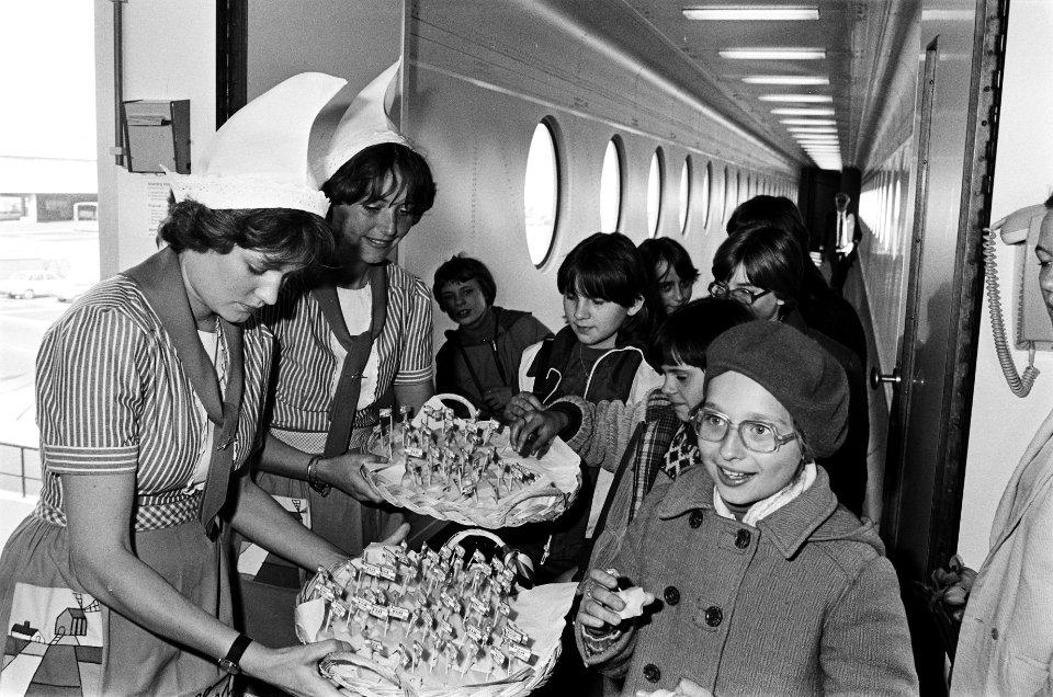 Aankomst dertig mindervalide Poolse kinderen op Schiphol een maand in het Diacon, Bestanddeelnr 932-1112