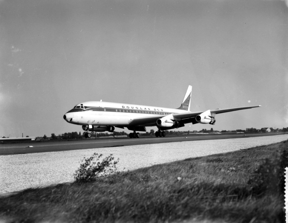 Aankomst DC8 op Schiphol, Bestanddeelnr 910-6416 photo