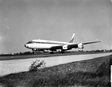 Aankomst DC8 op Schiphol, Bestanddeelnr 910-6416 photo