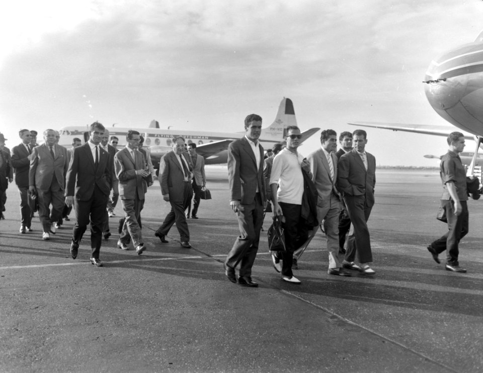 Aankomst elftal van Barcelona op Schiphol, het elftal op weg naar de aankomsthal, Bestanddeelnr 911-5237