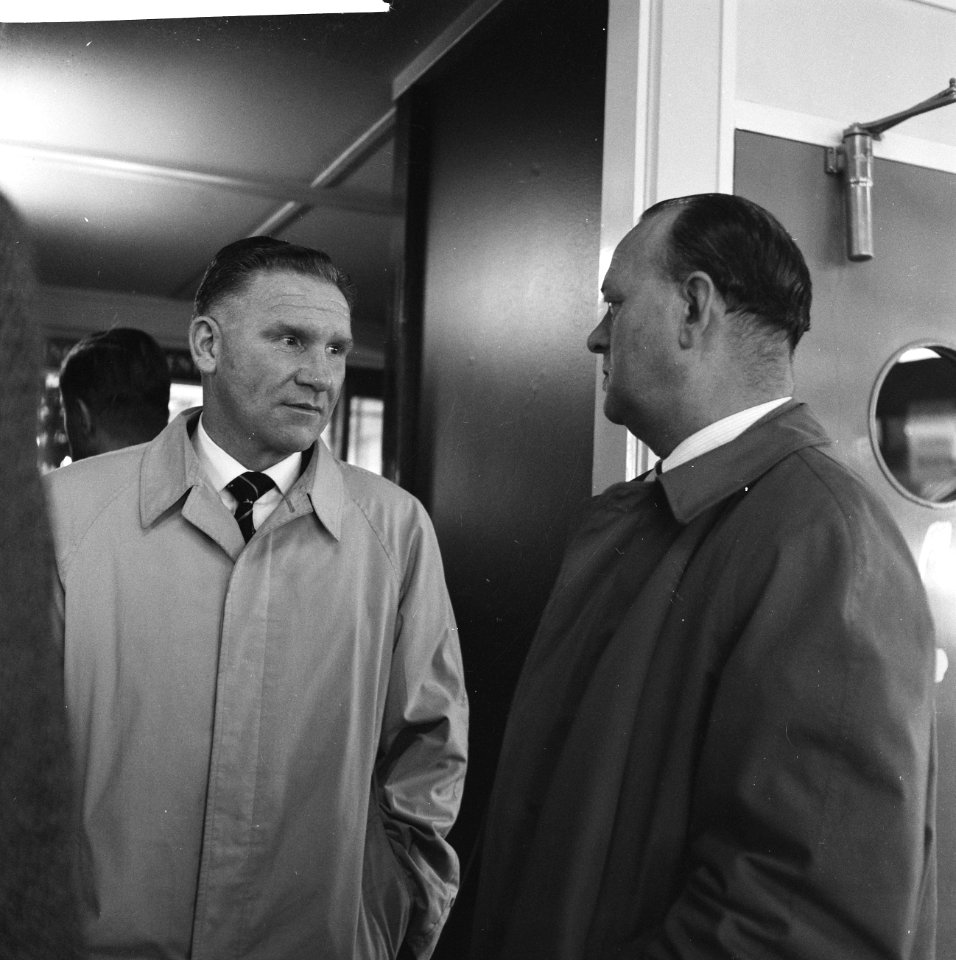 Aankomst elftal Tottenham Hotspur op Zestienhoven. Manager Bill Nicholson (links, Bestanddeelnr 913-1243