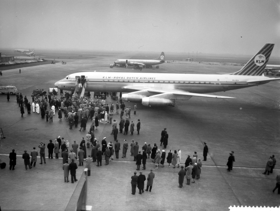 Aankomst eerste KLM DC8 op Schiphol, de grote belangstelling op het platform, Bestanddeelnr 911-1216