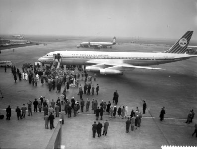 Aankomst eerste KLM DC8 op Schiphol, de grote belangstelling op het platform, Bestanddeelnr 911-1216