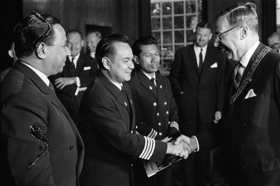 Aankomst eerste Indonesisch schip M.S. Thamarin . Kaptein en bemanning op stadhu, Bestanddeelnr 915-4649