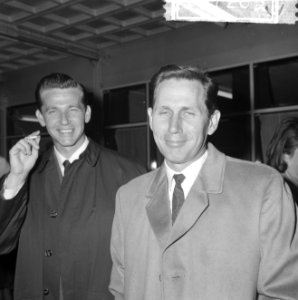 Aankomst Floyd Cramer (links) met The Anita Kerr Singers op Schiphol, links Floy, Bestanddeelnr 917-7263