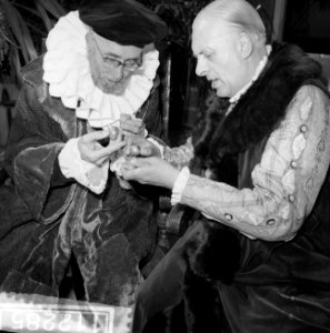 Aankomst Floriadepostkoets bij Hortus Botanicus te Leiden links Clusius en recht, Bestanddeelnr 911-2285