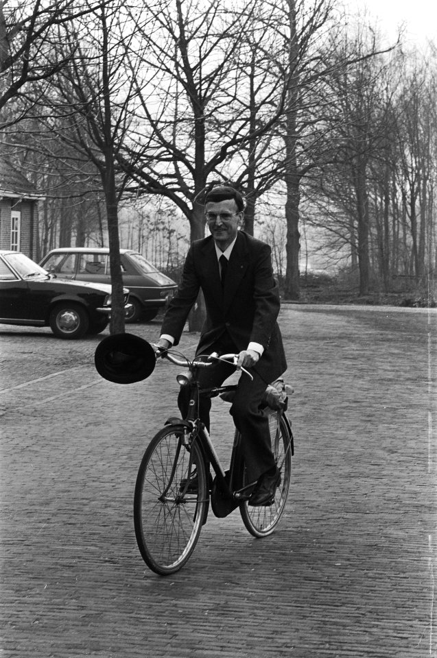 Aankomst fractievoozitter Drees jr (DS'70) per fiets, Bestanddeelnr 929-0893