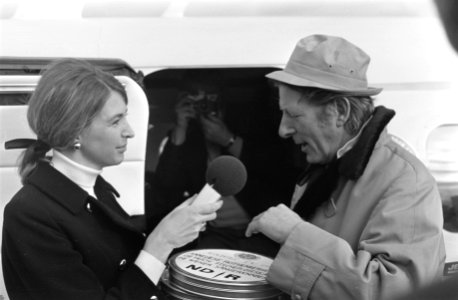 Aankomst Danny Kaye op Schiphol. Danny Kaye tijdens interview met Ageeth Scherph, Bestanddeelnr 921-8293