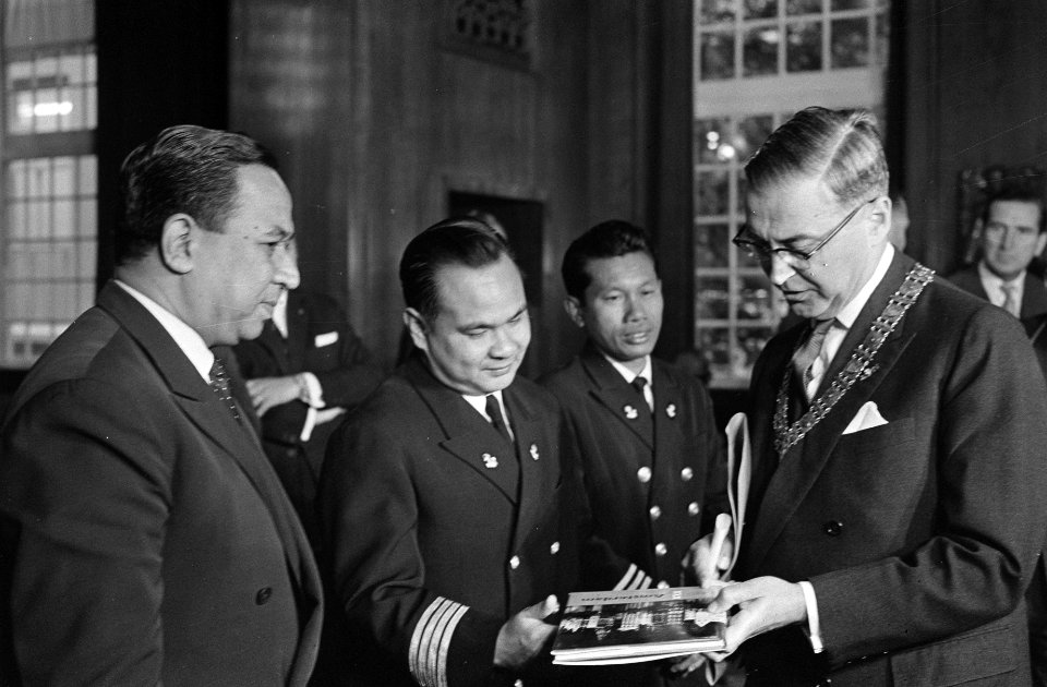 Aankomst eerste Indonesisch schip M.S. Thamarin . Kaptein en bemanning op stadhu, Bestanddeelnr 915-4647