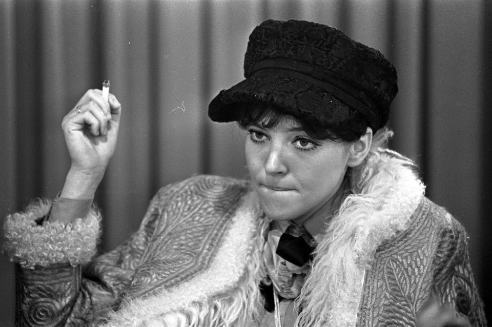 Aankomst Franse filmster Anna Karina op Schiphol, Bestanddeelnr 921-0594