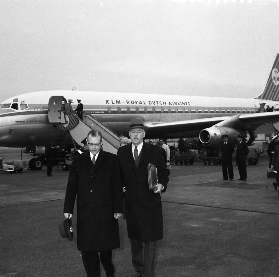 Aankomst Dean Acheson op Schiphol Acheson op weg naar de aankomsthal, Bestanddeelnr 912-3194