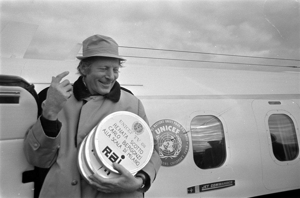 Aankomst Danny Kaye op Schiphol Danny Kaye met filmmateriaal voor zijn aktie-fil, Bestanddeelnr 921-8292
