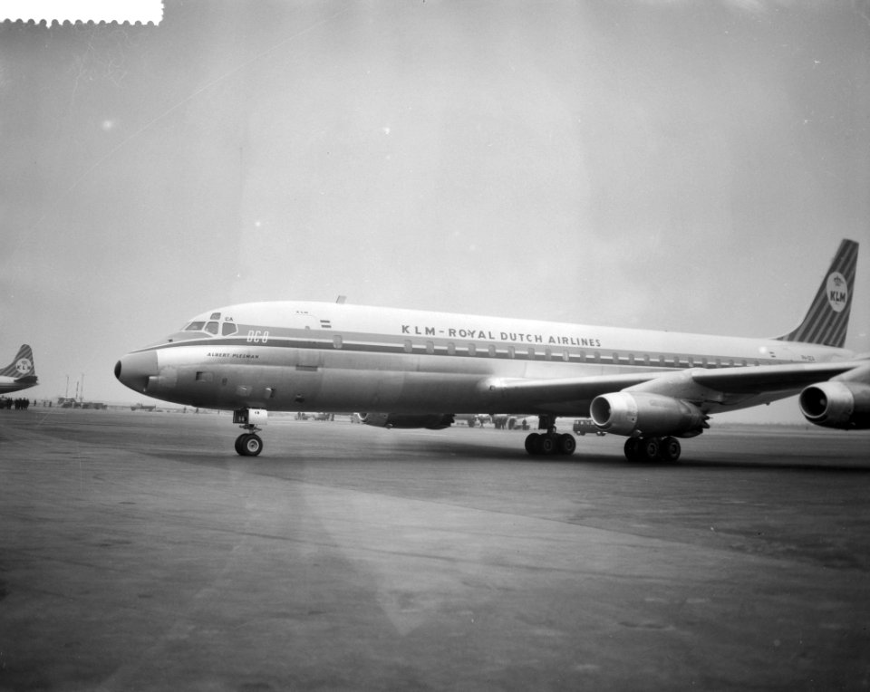 Aankomst eerste KLM DC8 op Schiphol, DC8 op het platform, Bestanddeelnr 911-1213