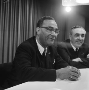 Aankomst dr. J. H. E. Ferrier , gouverneur van Suriname Schiphol. J. H. E. Ferri, Bestanddeelnr 921-1423