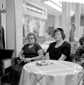 Aankomst deelneemsters landenschaaktoernooi te Emmen Olga Rubtsna (wereldkampio, Bestanddeelnr 908-9057