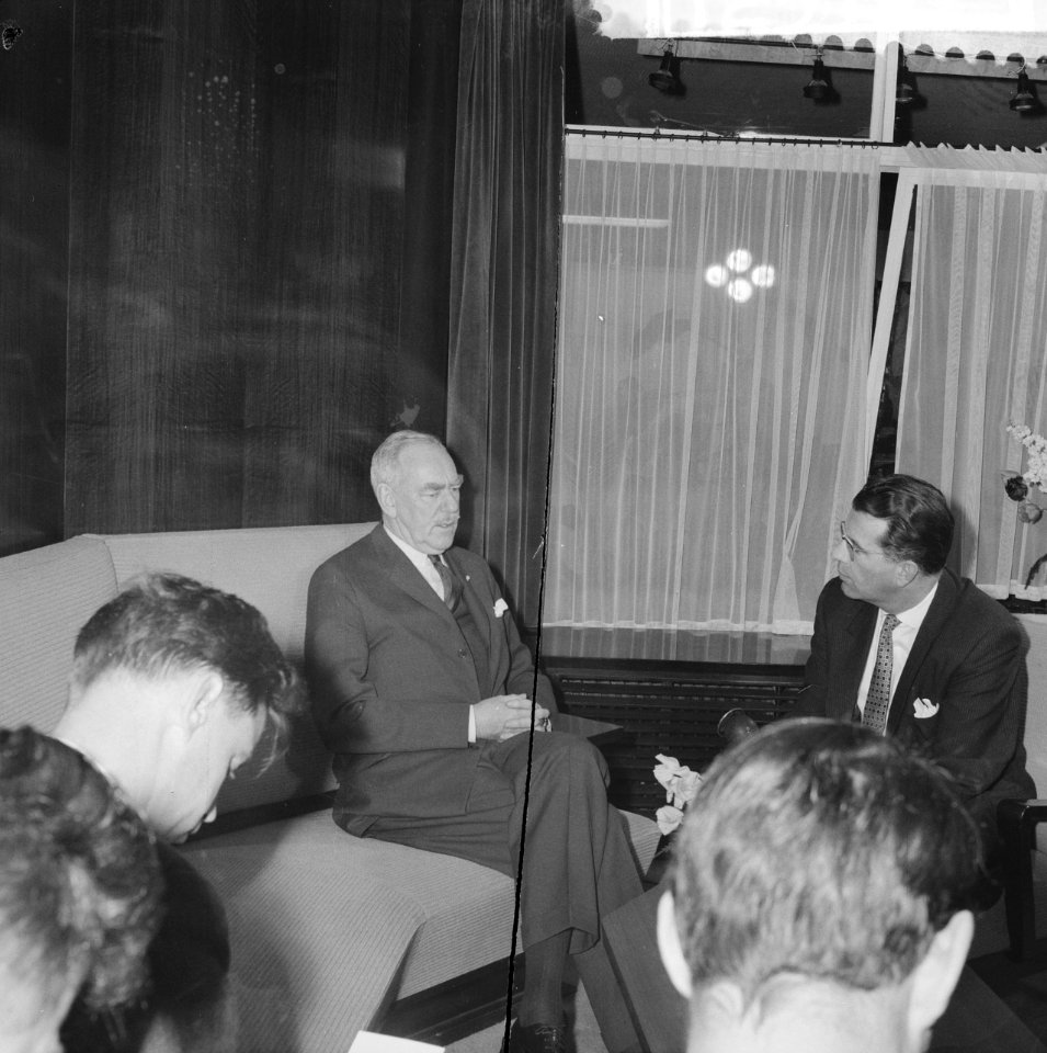 Aankomst Dean Acheson op Schiphol Dean Acheson tijdens persconferentie, Bestanddeelnr 912-3197