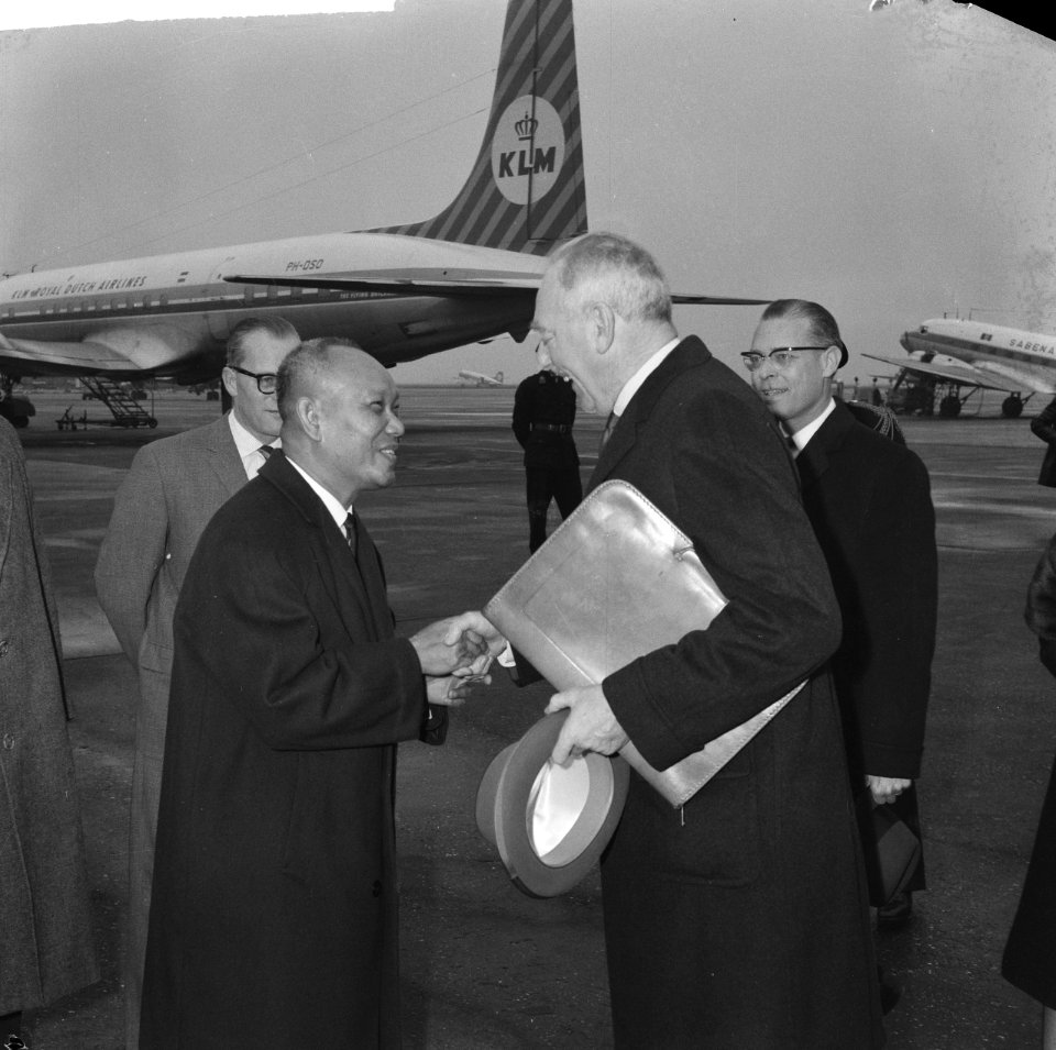 Aankomst Dean Acheson op Schiphol Begroeting van Acheson, Bestanddeelnr 912-3196