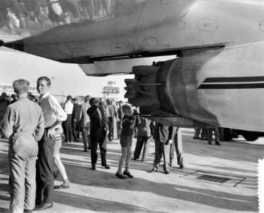 Aankomst DC8 op Schiphol, Bestanddeelnr 910-6418 photo