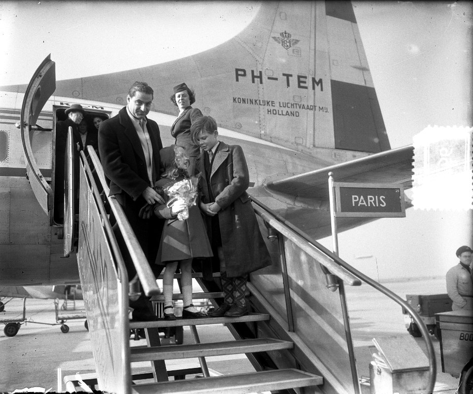 Aankomst filmsterretjes Brigitte Fossey en Georges Poujouly op Schiphol beiden…, Bestanddeelnr 905-5756