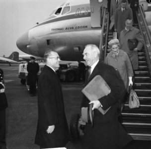 Aankomst Dean Acheson op Schiphol Begroeting van Acheson, Bestanddeelnr 912-3195