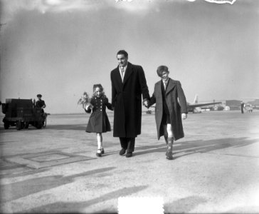Aankomst filmsterretjes Brigitte Fossey en Georges Poujouly op Schiphol beiden…, Bestanddeelnr 905-5754