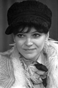 Aankomst Franse filmster Anna Karina op Schiphol, Anna Karina tijdens persconfer, Bestanddeelnr 921-0593