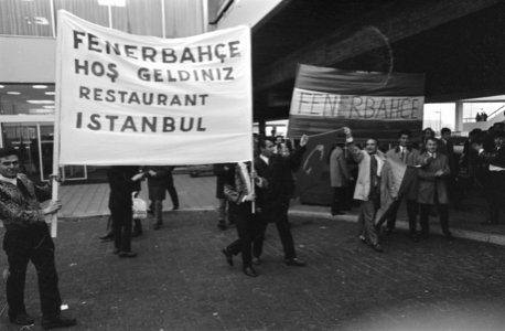 Aankomst Fenerbahçe op Schiphol. Turkse gastarbeiders verwelkomen de Turkse ploe, Bestanddeelnr 921-8425