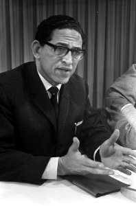Aankomst Dennis Brutus , Zuid-Afrikaanse gevangene, tijdens persconferentie op S, Bestanddeelnr 920-6068