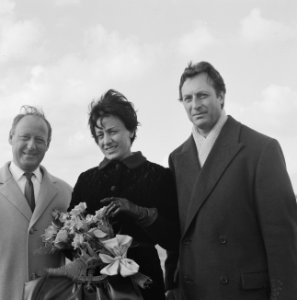 Aankomst en vertrek, dirigenten, vrouwen, bloemen , Giulini, Carlo Maria, Girola, Bestanddeelnr 918-3820