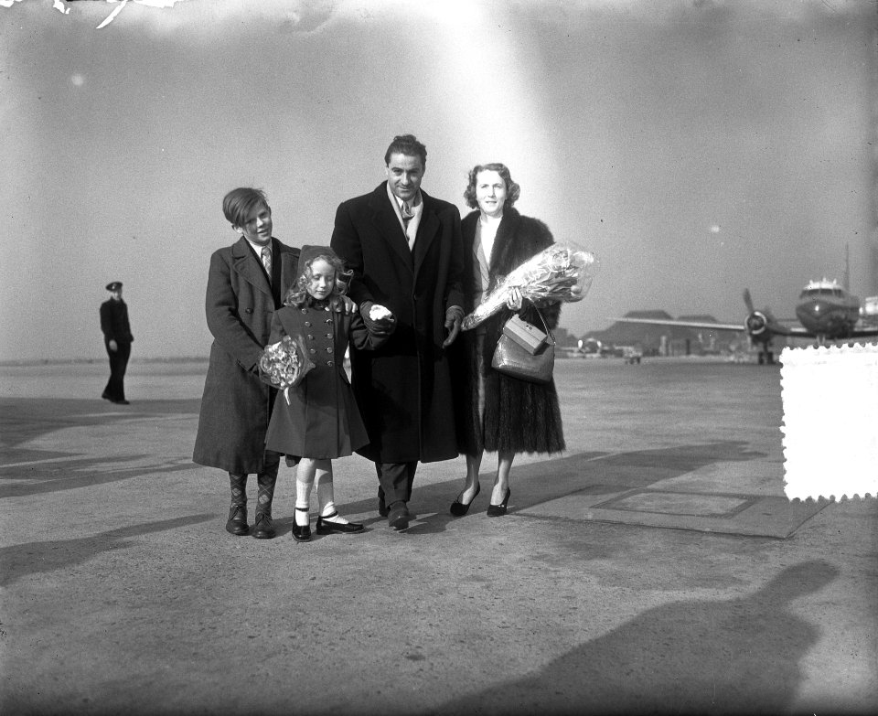 Aankomst filmsterretjes Brigitte Fossey en Georges Poujouly op Schiphol beiden…, Bestanddeelnr 905-5757