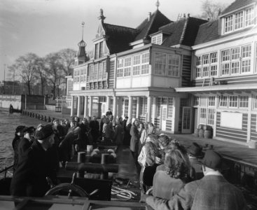 Aankomst F. S. Borneo . Groep op bootje, Bestanddeelnr 902-5420