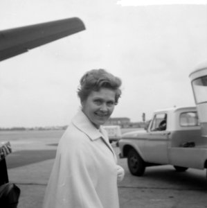 Aankomst Elisabeth Schwartzkopf (zangeres) op Schiphol Elisabeth Schwartzkopf (k, Bestanddeelnr 916-5691