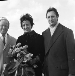 Aankomst en vertrek, dirigenten, vrouwen, bloemen , Giulini, Carlo Maria, Girola, Bestanddeelnr 918-3819