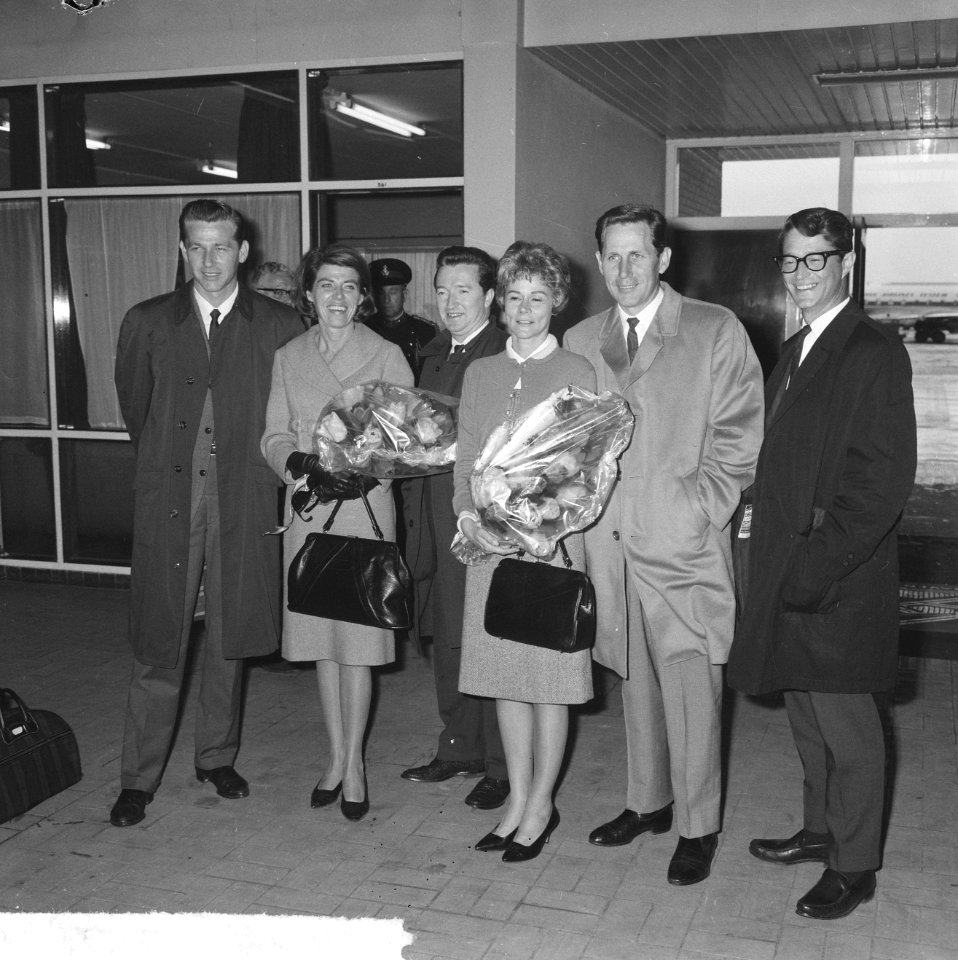 Aankomst Floyd Cramer (links) met The Anita Kerr Singers op Schiphol, Bestanddeelnr 917-7262