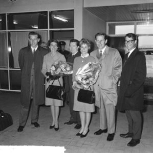 Aankomst Floyd Cramer (links) met The Anita Kerr Singers op Schiphol, Bestanddeelnr 917-7262