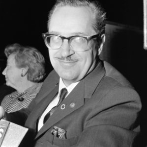 Aankomst Forrest Ackerman op Centraal Station (literair agent) te midden van twe, Bestanddeelnr 918-0587