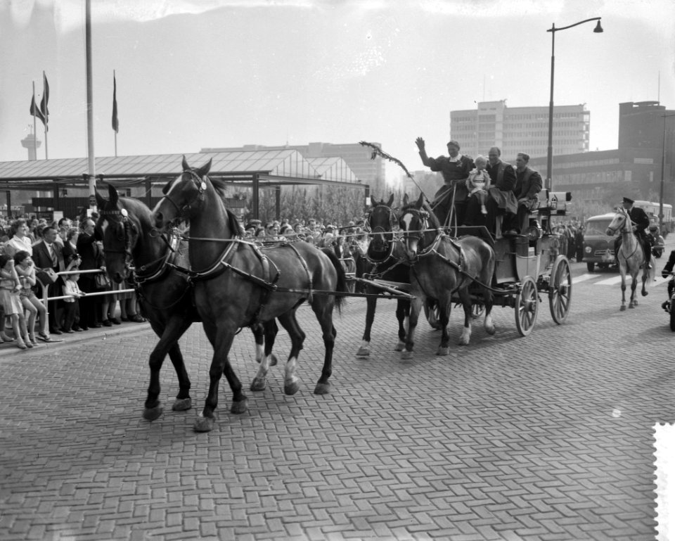 Aankomst Floriadepostkoets te Rotterdam aankomst bij de hoofdingang van de Flori, Bestanddeelnr 911-2299