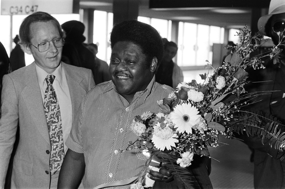 Aankomst Fats Domino op Schiphol i.v.m. aantal concerten in ons land, Fats Domino op Schiphol met bloemen, Bestanddeelnr 931-3981
