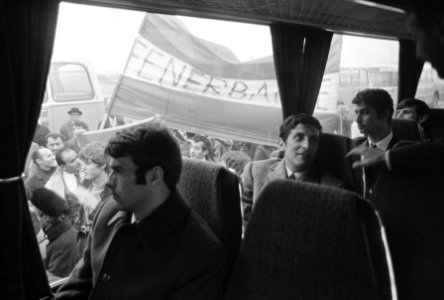 Aankomst Fenerbahçe op Schiphol. Enthousiaste Turkse gastarbeiders rondom de bus, Bestanddeelnr 921-8424