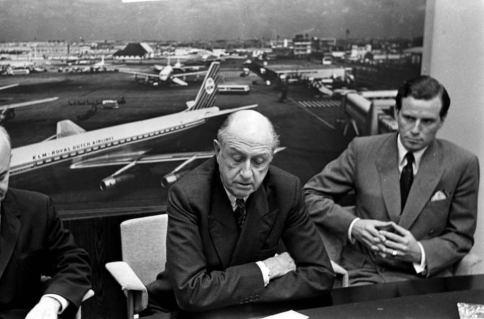 Aankomst Eugene Black op Schiphol, Eugene Black en Tyler tijdens persconferentie, Bestanddeelnr 917-9834