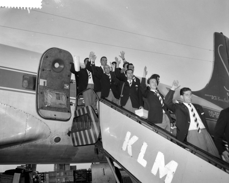 Aankomst Feyenoordelftal na trip door Rusland op Schiphol, Bestanddeelnr 911-4657