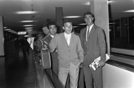 Aankomst Real Madrid op Schiphol. Spelers op de rolmat, Bestanddeelnr 920-7136