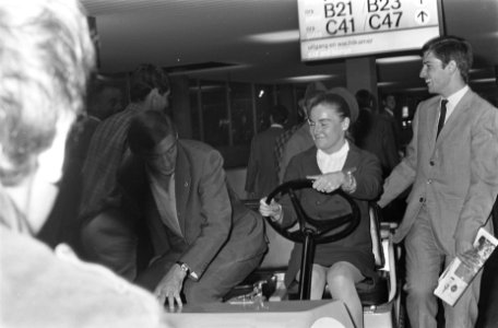 Aankomst Real Madrid op Schiphol. Spelers op servicewagentje, Bestanddeelnr 920-7134