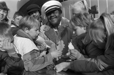 Aankomst Fats Domino op Schiphol met schoolkinderen, Bestanddeelnr 933-9200