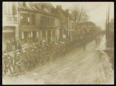Aankomst der eerste groote transporten van Engelsche gevangenen in een plaats te, Bestanddeelnr 158-0864